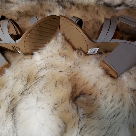 Grey Heels - Picture 2 of 6